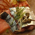 びすとろ UOKIN - 2011/05 海の幸カルパッチョ６点(６８０円)。千葉〆サバ 鹿児島カツオ マグロ南半球 愛媛カンパチ 北海道ホッキ貝 三重タコ