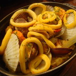 びすとろ UOKIN - 2011/05 シーフードパエリアＭサイズ(７８０円)。〆はこの一品で!! 築地直送の魚介が盛り沢山❤