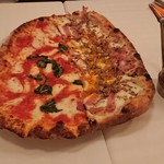 トラットリア ピッツェリア ラルテ - イタリア産黒トリュフのビスマルク風とマルゲリータ　ハーフ＆ハーフ　2,450円