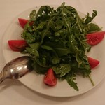 トラットリア ピッツェリア ラルテ - ルッコラとフルーツトマトのサラダ　1,200円