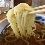 大勝軒 - 「チャーシューもりそば」「麺大盛」麺リフト。麺は機械打ち角刃麺、加水率高めのやや縮れの入った自家製太麺である。