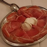 トラットリア ピッツェリア ラルテ - 生ハムと水牛のモッツァレラチーズ 1,600円