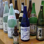 Sanjian - 実は東京の多摩地域には酒蔵が数多くあり、おいしい地酒が豊富です。当店はお米の旨みとコクが味わえる純米酒を中心に多摩の地酒を多種そろえています。