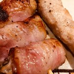 炭家 - つくねと牡蠣のベーコン巻き。