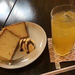 豆吉 - シフォンケーキとパッションフルーツソーダ