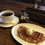 Tender Coffee Wonder Waffle - プレーンワッフル バニラアイスとメイプルシロップ(ハーフ)とホットコーヒーセット