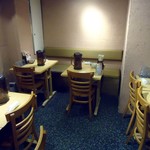 そめいよしの - 奥にあるテーブル席。