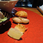 明道町中国菜 一星 - 上から中華パイ アヒルの卵黄詰、茹でピーナッツ、ハチノス中華和え、メロンの四川式ピクルス（泡菜パオツァイ）