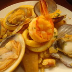 びすとろ UOKIN - 2011/05 シーフードパエリアＭサイズ(７８０円)。〆はこの一品で!! 築地直送の魚介が盛り沢山❤