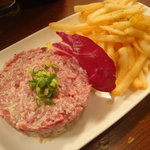 びすとろ UOKIN - 2011/05 和牛もも肉のタルタル ポテトフライ添え❤(６８０円)。