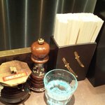 Menya Musashi Bujin - テーブルの上の調味料たち