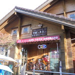 Sobokkuru - 店舗前・ログハウスでカヤックが並んでいます。