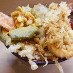 鎧 - 大海老野菜丼  サクサク♪ 右の棍棒みたいなのが大海老です  丼つゆ追加もできるみたい