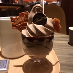 リンツ ショコラ ブティック＆カフェ - 【リンツ ソフトクリーム ショコラ/ミルク】（699円税込）