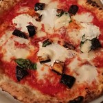 ピッツェリアGG - 店名を冠したgg(1600円)はトマトベースのピッツァ。具材はモッツェレラ、バジリコ、ナス、リコッタ、ナポリサラミを使われている。クリーミーなリコッタとナス、サラミとの旨味が楽しめた。