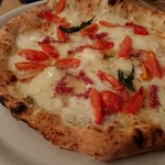ピッツェリアGG - モッツェレラベースの"サンタアナスターシャ"(1600円)には、モッツェレラ、バジリコ、トマト、ナポリサラミの具材を使っていた。