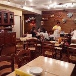 まだ客は半分程度の入り…徐々に客が来店した。