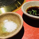壽家 - 基本はタレとお塩だけど、お肉にはそれに合うタレがその都度ついてきます。