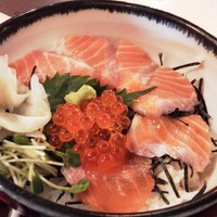 いけす鶴八 新栄店 - キングサーモンとイクラの親子丼