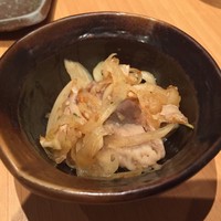 鳥茂 - お通し  モツと玉ねぎの和え物