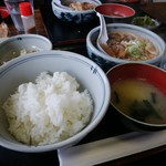 都食堂 - 煮込み定食。コレまた味噌汁もきちんとついてくるあたりが♡