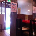 文六 - テーブル席とカウンターがあります。
