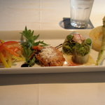 マザーエスタ - 前菜はパプリカ人参サーモンのエスカベッシュ、生春巻、フリットなど