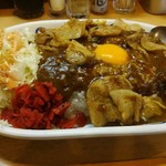 バーグ 浅田店 - スタミナカレー大盛り(生タマゴ)キャベツのせ￥980