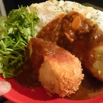 カレー屋アカマル - 北海道産メークイーンコロッケカレー￥１１００パクチー追加￥１５０