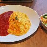 Cafe brunch TAMAGOYA - 三島完熟トマトのオムライス850円+サラダセット300円。