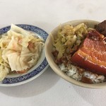 南豐魯肉飯 - 魯肉飯(NT$45、豚角煮載せご飯)、 魯高麗菜(NT$20、キャベツの煮物)、獅子頭(NT$10、煮込み肉団子)