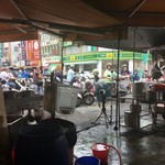 南豐魯肉飯 - 店内から外を写した様子