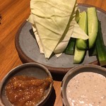 焼鳥 酉たけ - キャベツときゅうりを2種類の味噌でいただきます