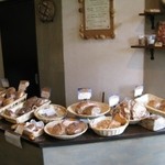 自家製天然酵母パン 木のひげ - 陳列棚