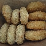 和気精肉店 - コロッケ(左)、メンチカツ(右)