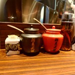 麺屋武蔵 鷹虎 - 【2017.11.12(日)】テーブルにある調味料