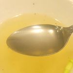 まずは、淡麗な飲み口ながらも、濃厚な鶏肉の旨味の満ちたスープで喉を潤します。