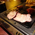 焼肉TABLEさんたま - 照明が暗くて焼き加減が見えない