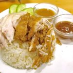 「チキンライスMix」は、鶏肉の旨味が染み込んだご飯の上に茹で鶏と揚げ鶏を乗せた創作メニューで