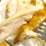 東京カオマンガイ - Mixして食べることでクリスピーな食感とともに、ジューシーな鶏肉の旨味がバランス良く楽しめる点もグッド！