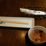 玄蕎麦 野中 - 黒豆茶、箸、おしぼり