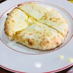 エブリデーカレーハウス - チーズナン。小さいけど厚みがあってぼってり。