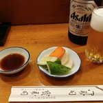 Takara Sushi - ビールに漬物を添えてくれました