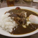 カレーの赤田屋 - 国産黒毛和牛牛スジカレー、温泉卵