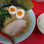 海家 - 醤油ラーメン並＋サービスの小ライス、ボリュームあります