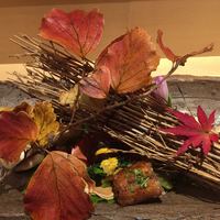 銀座 しのはら - [八寸]
                    里芋の葉、竜胆、紅葉、まんさくの枯葉