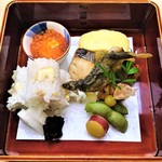 味 ふくしま - 『さわらの幽庵焼き』『子持ち鮎を揚げたもの』『筋子と湯葉』など１０種類が盛られたお弁当～♪(*￣∇￣)ﾉ