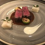 スリオラ - エゾ鹿ロース肉のロースト 根セロリのピューレ