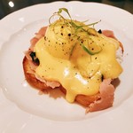 The Ritz-Carlton Millenia Singapore - モリモリのサラダに軽めのサンドでエッグベディクドを別皿で～