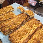 サンサンパン工房 - まるごとアップルパイ1本1,000円。切り分けた1片も200円で売ってます。